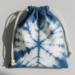 Lot de 18 accessoires de fête tie-dye, comprenant 6 sacs fourre-tout en coton blanc pour teinture, 6 sacs à cordon de serrage, 6 chouchous en coton blanc pour fête sur la plage.