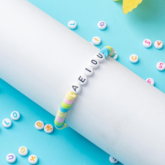 1400 pièces de perles de lettres, perles de l'alphabet en acrylique de 4x7mm, perles pour la fabrication de bijoux et de bracelets, dans une boîte de 28 grilles (blanc et noir)